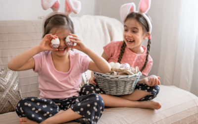 niñas vestidas de conejo de pascua