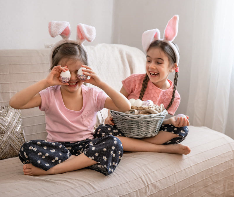 niñas vestidas de conejo de pascua