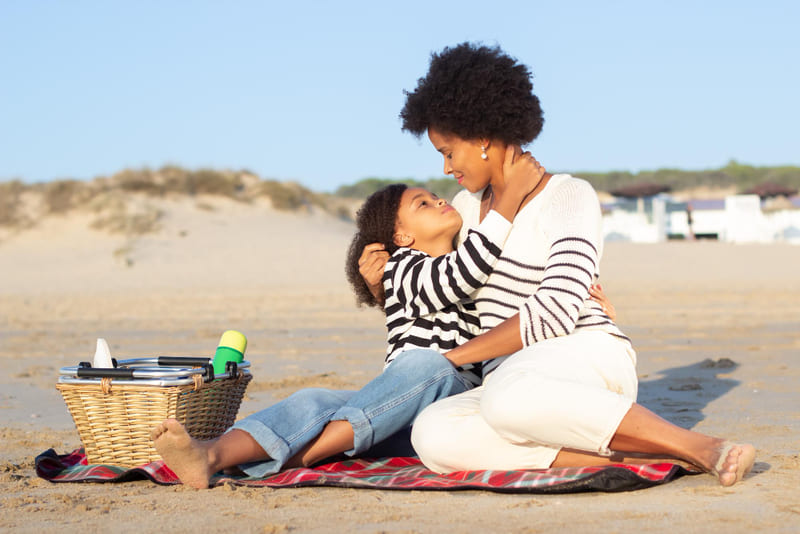 madre e hija en la playa