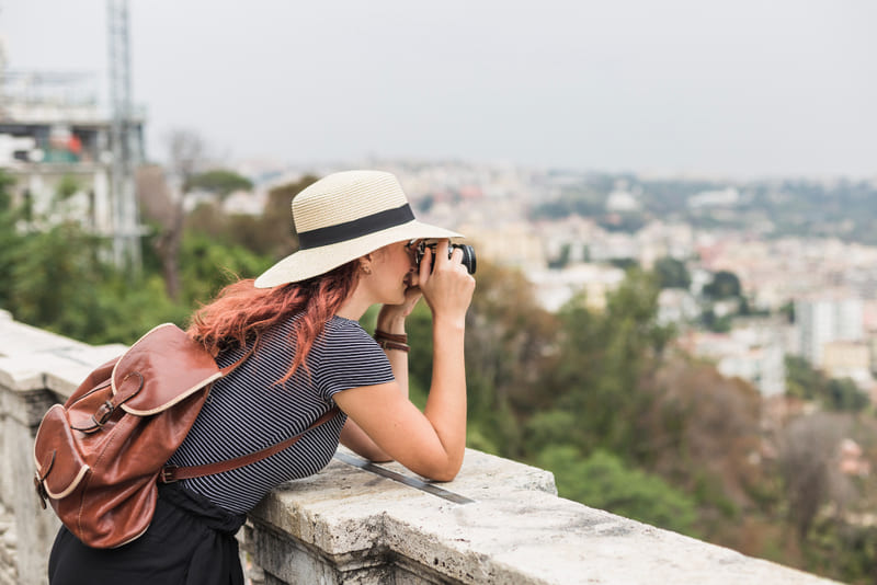 Mujer disfrutando de las vistas