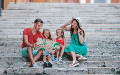 familia de vacaciones mirando un mapa