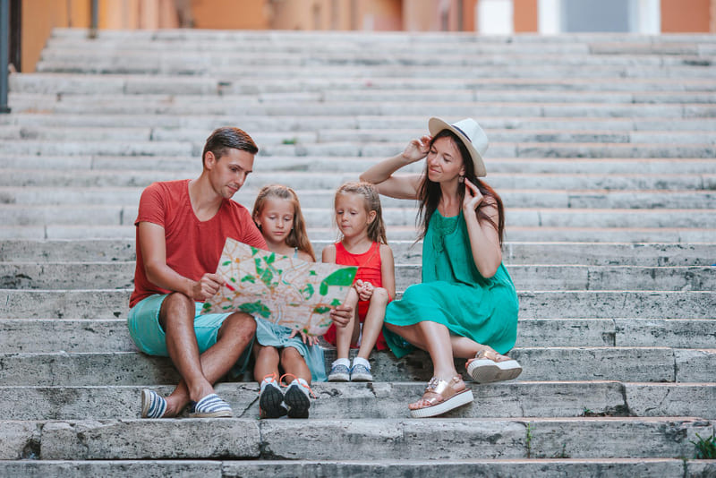 familia de vacaciones mirando un mapa