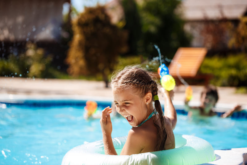 niña bañandose en una piscina