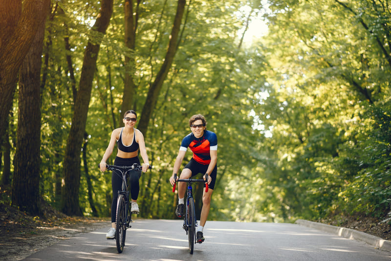 pareja en ruta de bici de montaña